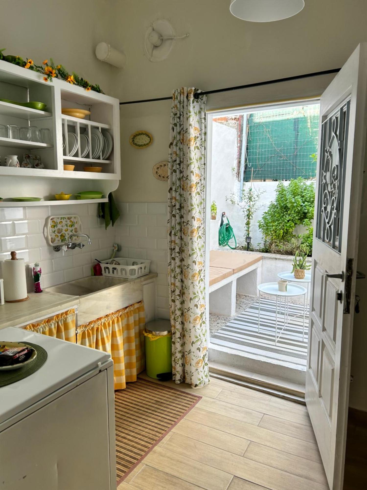 Cozy House With Backyard At Iraklio Attikis Apartment Athena Bagian luar foto