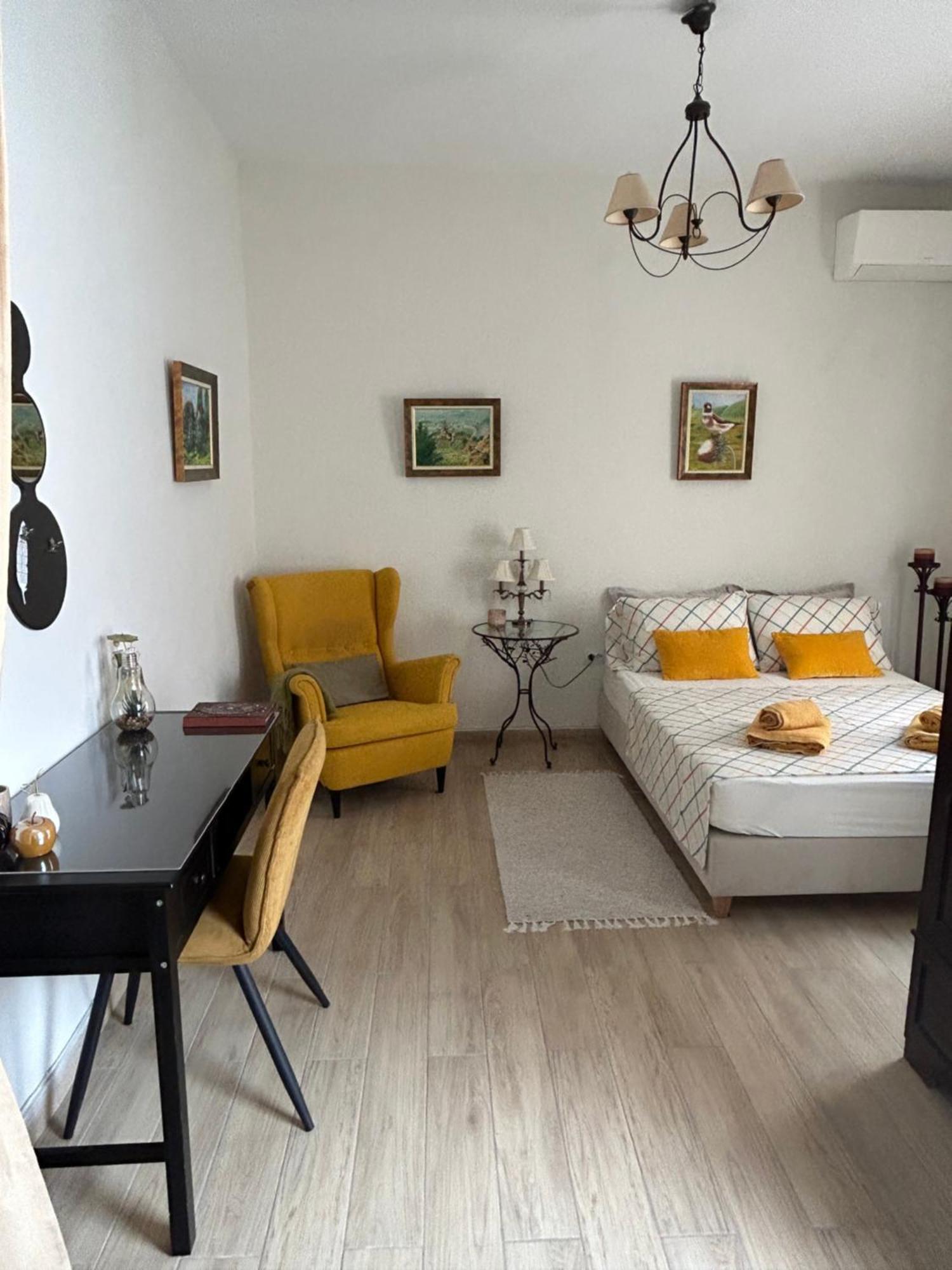 Cozy House With Backyard At Iraklio Attikis Apartment Athena Bagian luar foto